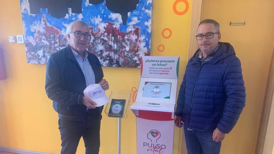 José Fernández, alcalde de Puebla de Sanabria, junto con el teniente de alcalde, en el punto de salud.