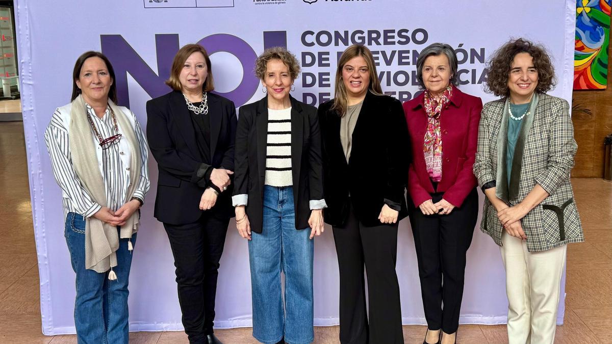 Por la izquierda, Ana Cachero, diputada del PSOE; Goretti Avello, directora de Igualdad entre mujeres y hombres del Ayuntamiento de Gijón; Aina Calvo, secretaria de Estado de Igualdad y contra la violencia de género; Gimena Llamedo, vicepresidenta del Gobierno del Principado; María Jesús Álvarez, directora general de Igualdad; y Ana Puerto, diputada del PSOE.