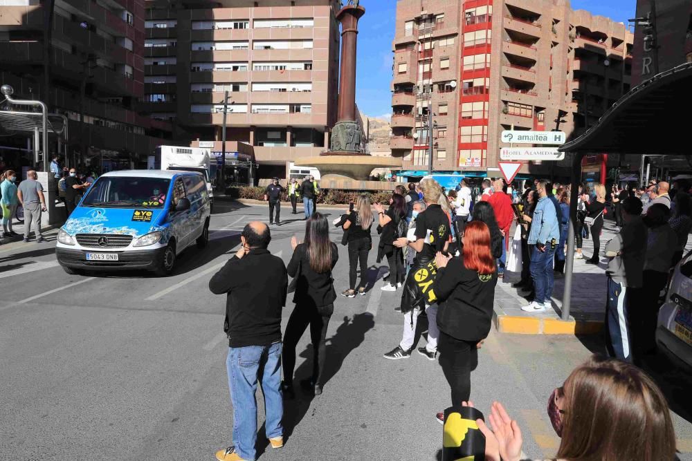 Hosteleros colapsan el centro de Lorca reclamando la apertura de sus negocios