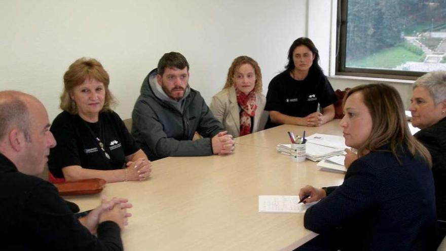 Las ediles del PP Elena Muñoz y Elena González (dcha.), con los representantes de la Escola de Gaitas.