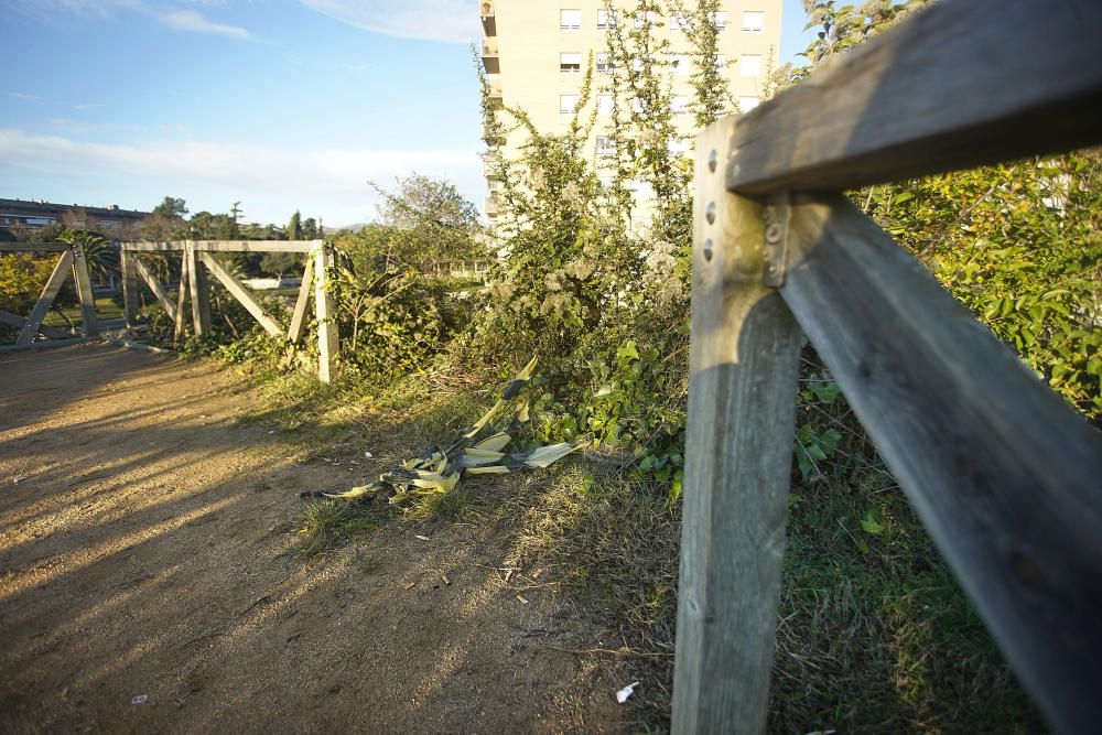 El parc del Migdia té la senyalització i el mirador trencats i en mal estat