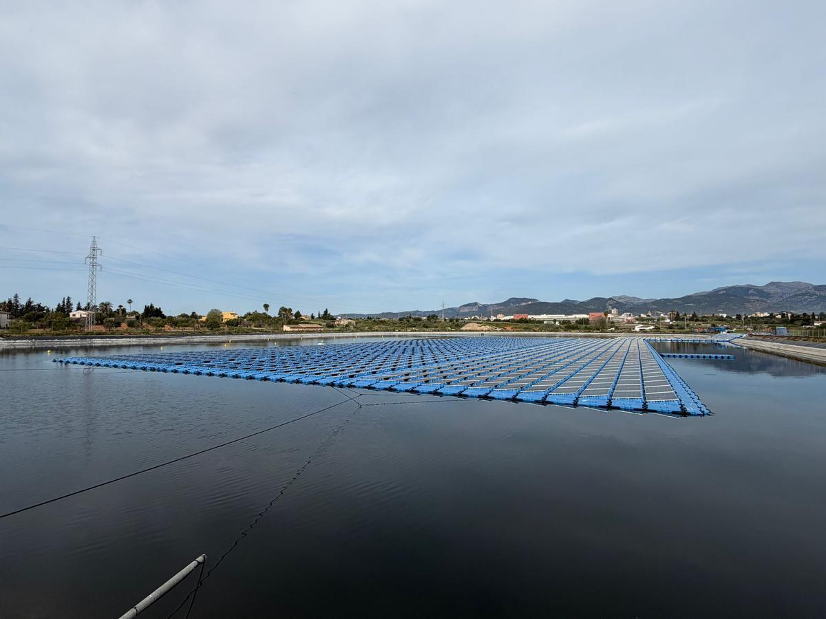 Vista del parque solar flotante en la balsa de Inca.