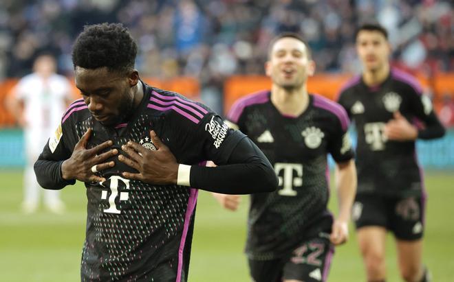 Alphonso Davies celebra un gol con el Bayern de Múnich.