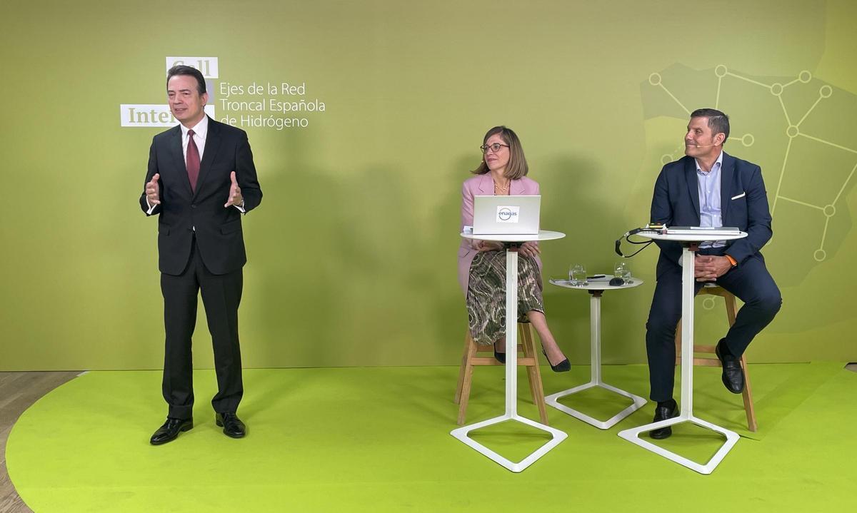 El consejero delegado de Enagás, Arturo Gonzalo; la directora general de Transición Energética de Enagás, Natalia Latorre; y el director de Hidrógeno de Enagás, Jesús Gil.