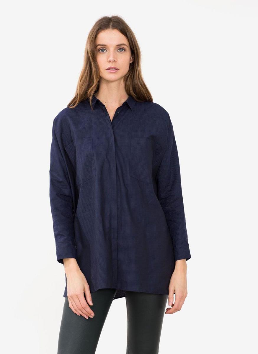 Camisa azul marino, Uterqüe (79€)