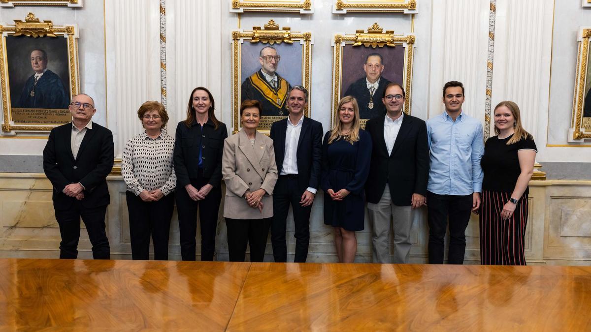 Responsables de las dos entidades, tras la firma.