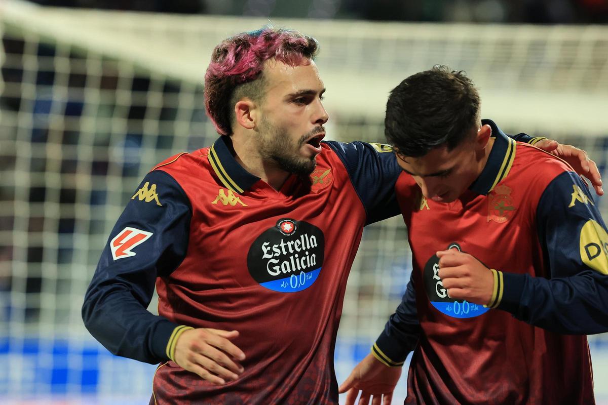 Mella y Yeremay celebran el gol en Zaragoza