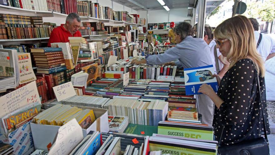 Numeroso público en las casetas de la feria del pasado año. // MARTA G. BREA