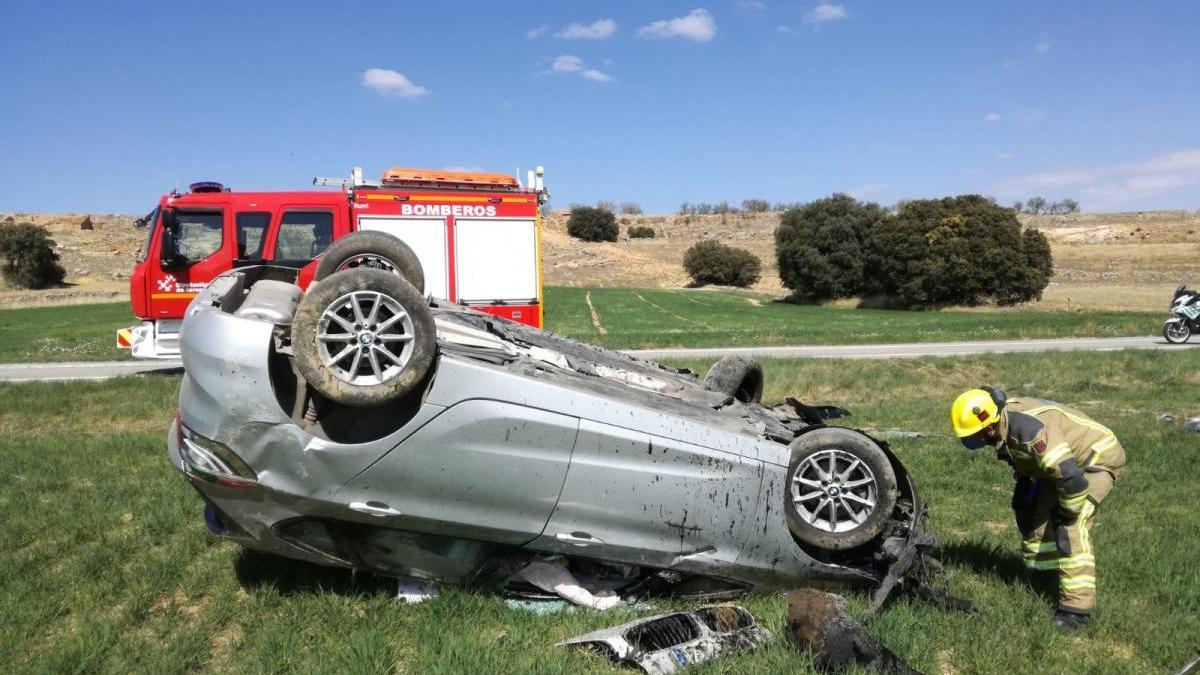 Un coche vuelca en Pozuelo del Campo