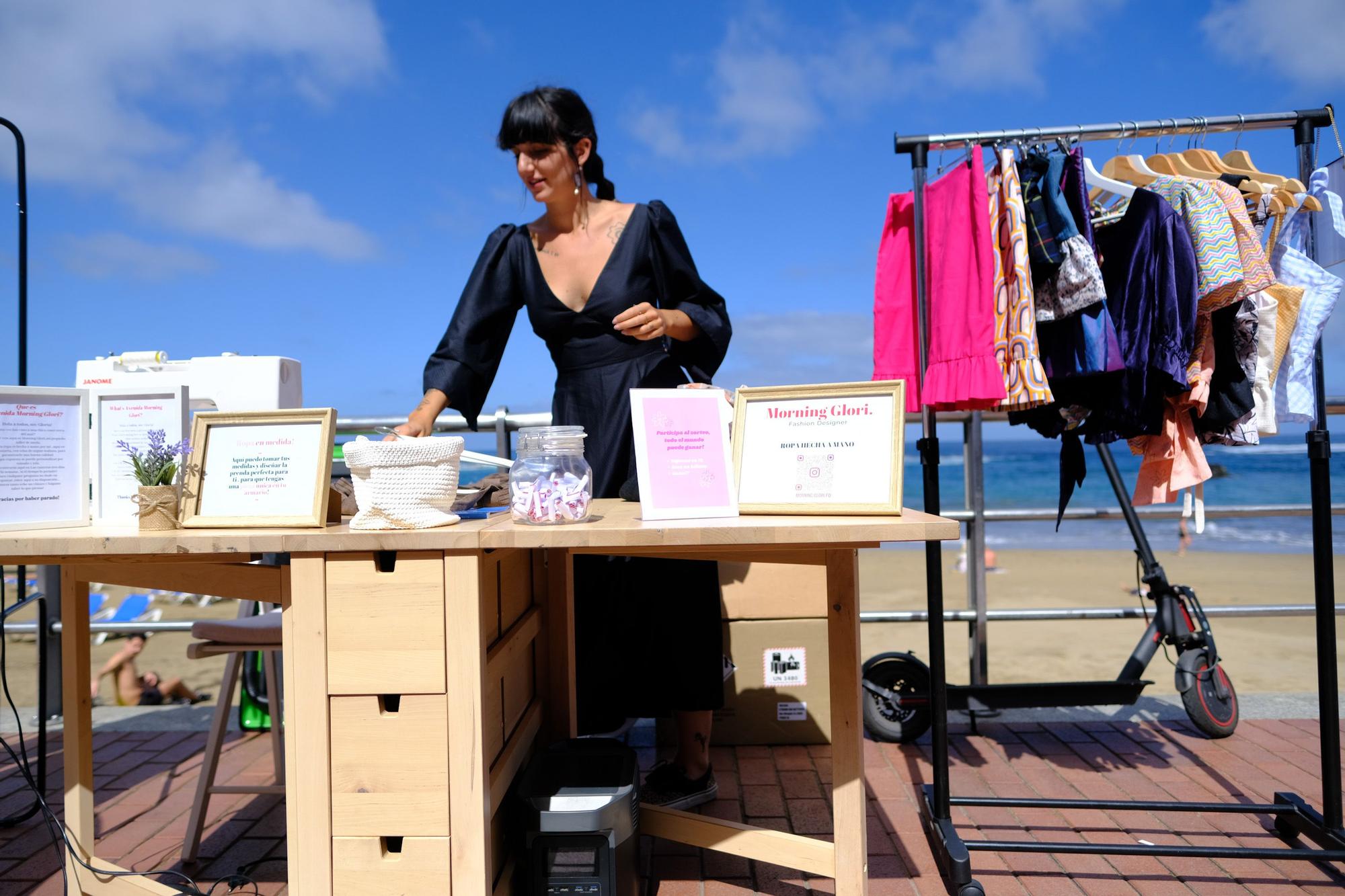 La diseñadora Gloria Mangolini cose con su máquina en la playa de Las Canteras