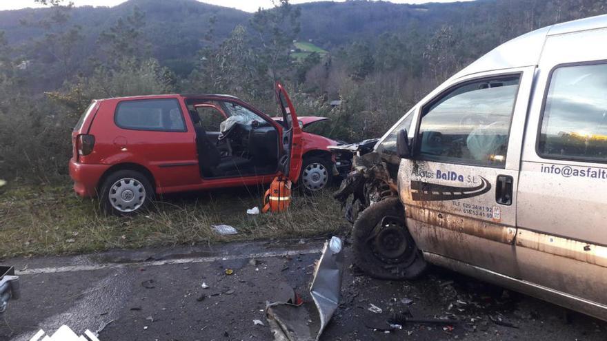 Tres heridos en el choque frontal de un coche y una furgoneta en Coaña