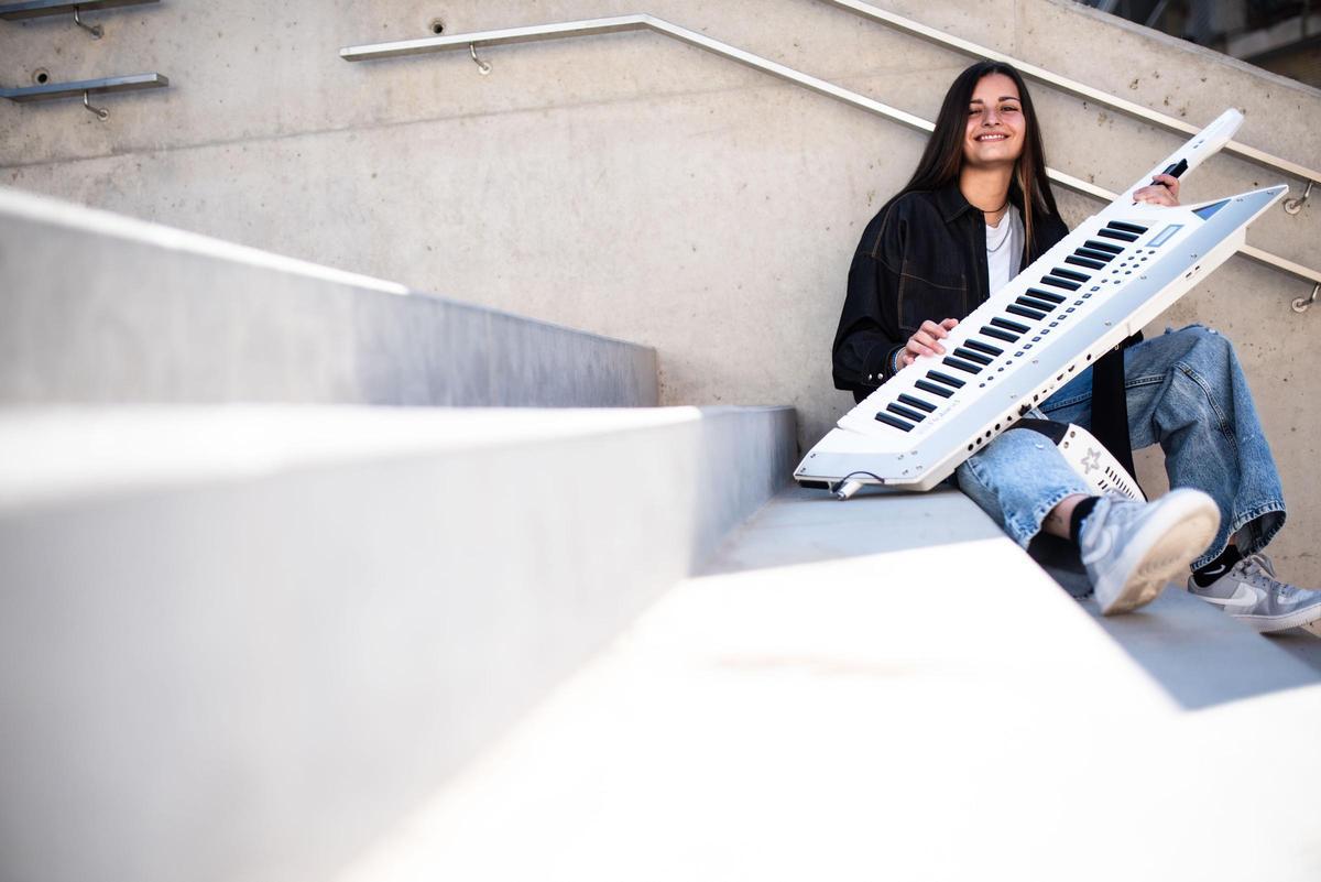 La santpedorenca Paula Jim, amb un 'keytar'