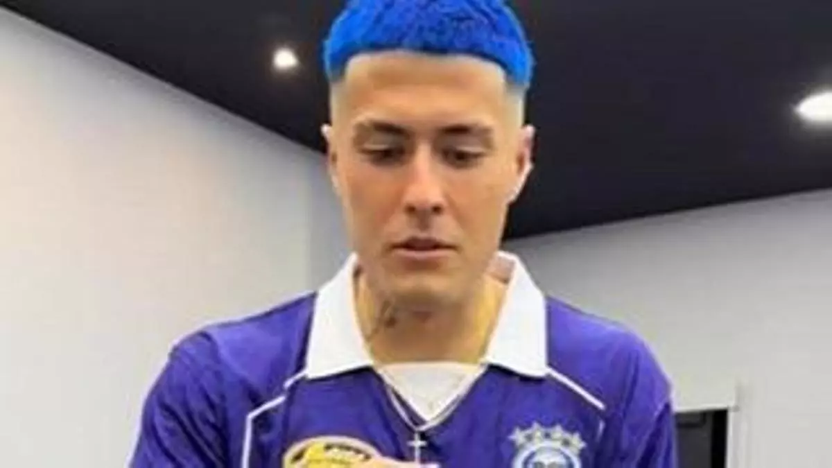 El peluquero Hugo Rama se prepara para el partido ante el Barça B tiñendo pelo de azul
