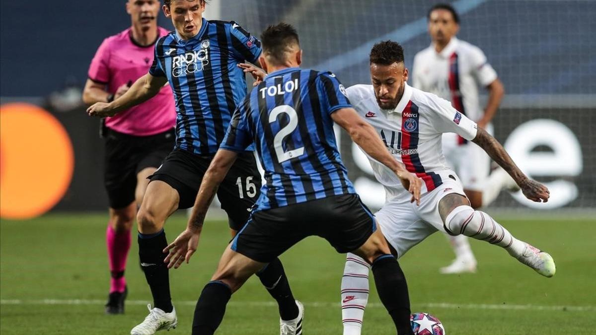 Neymar intenta controlar un balón en presencia de Toloi, en el partido del estadio Da Luz