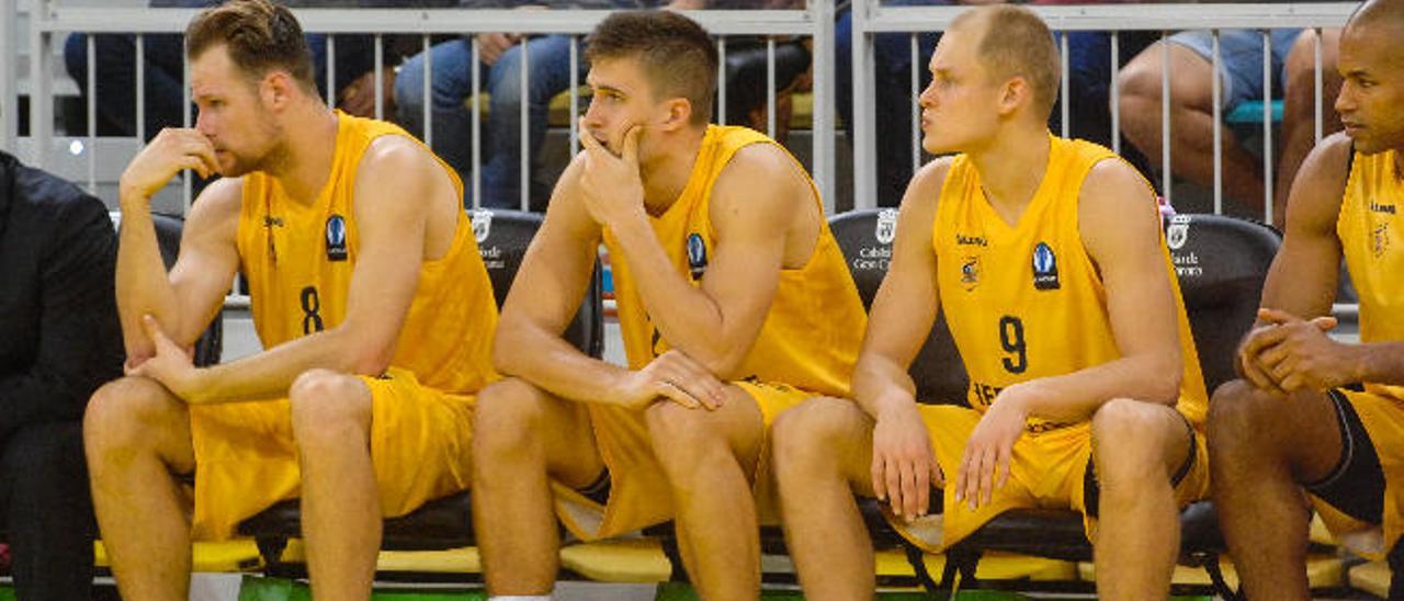 Brad Newley, Xavi Rabaseda y Sasu Salin, ayer en el banquillo.