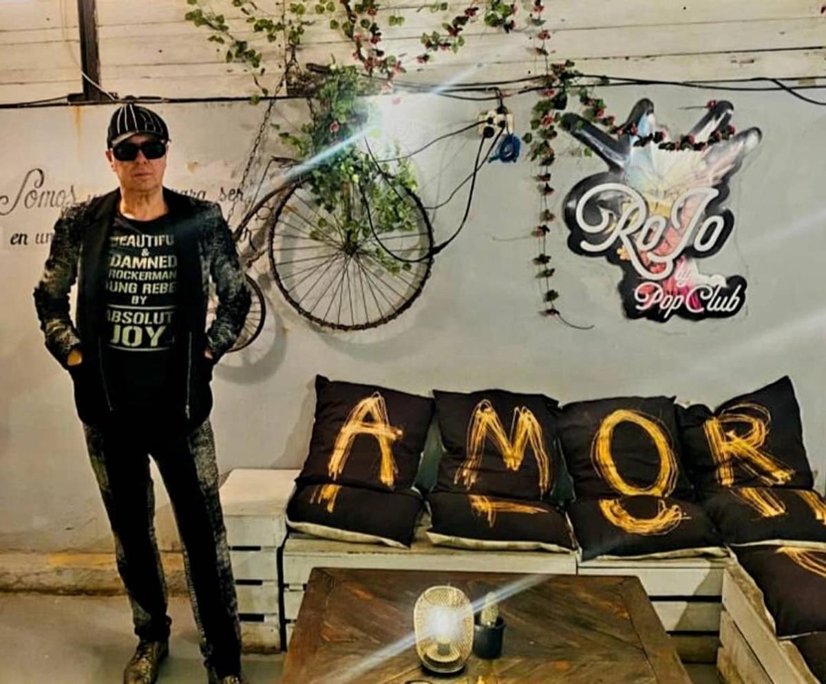 Jorge Albi en "Rojo", el restaurante y "pop club" que ha montado en su casa de La Habana.