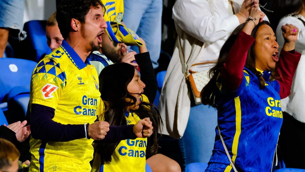 Aficionados de la UD Las Palmas celebran el gol del empate ante el Alavés
