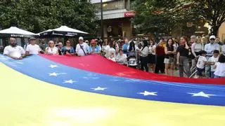 Decenas de venezolanos protestan en Gijón contra "la dictadura" de Maduro
