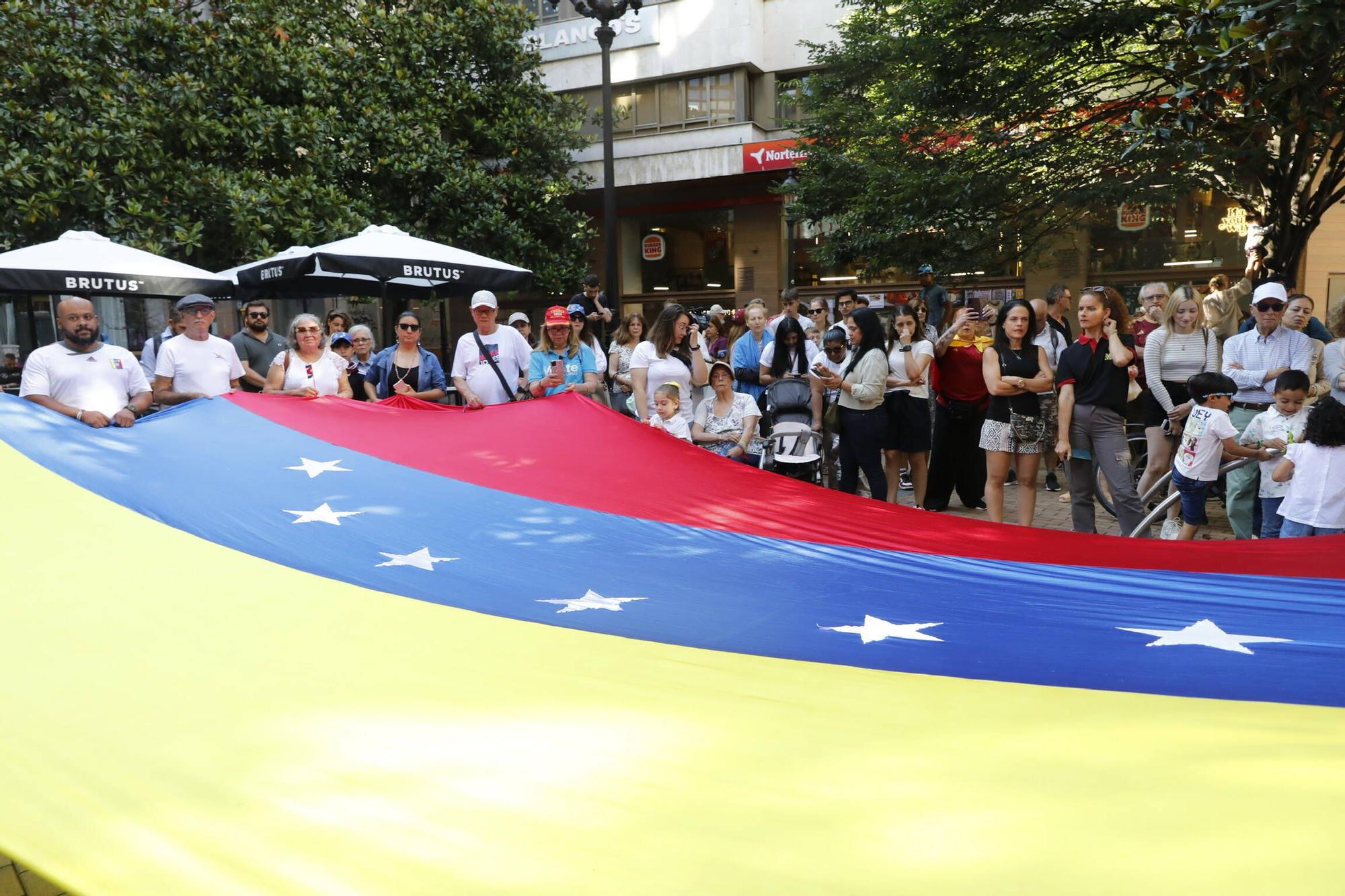 Decenas de venezolanos protestan en Gijón contra &quot;la dictadura&quot; de Maduro (en imágenes)