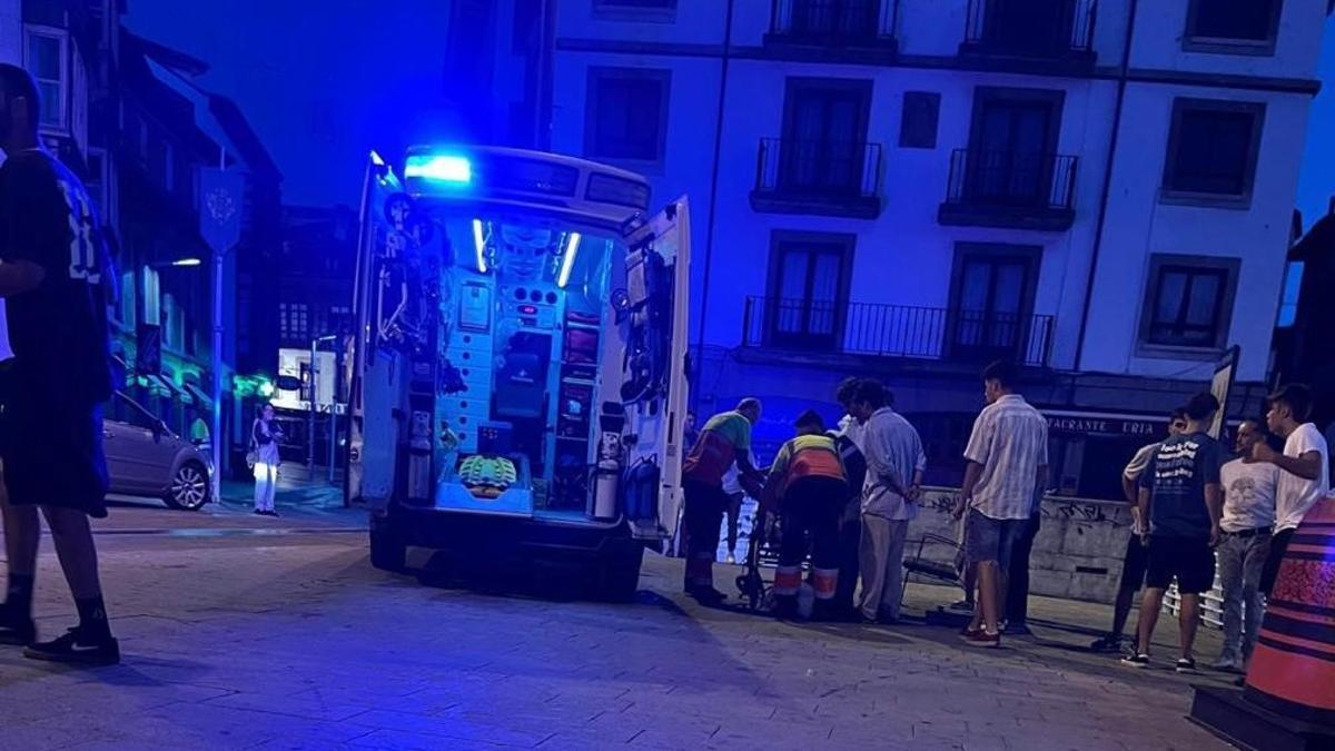 Los servicios sanitarios, anoche, en la zona del suceso, con el herido en la camilla