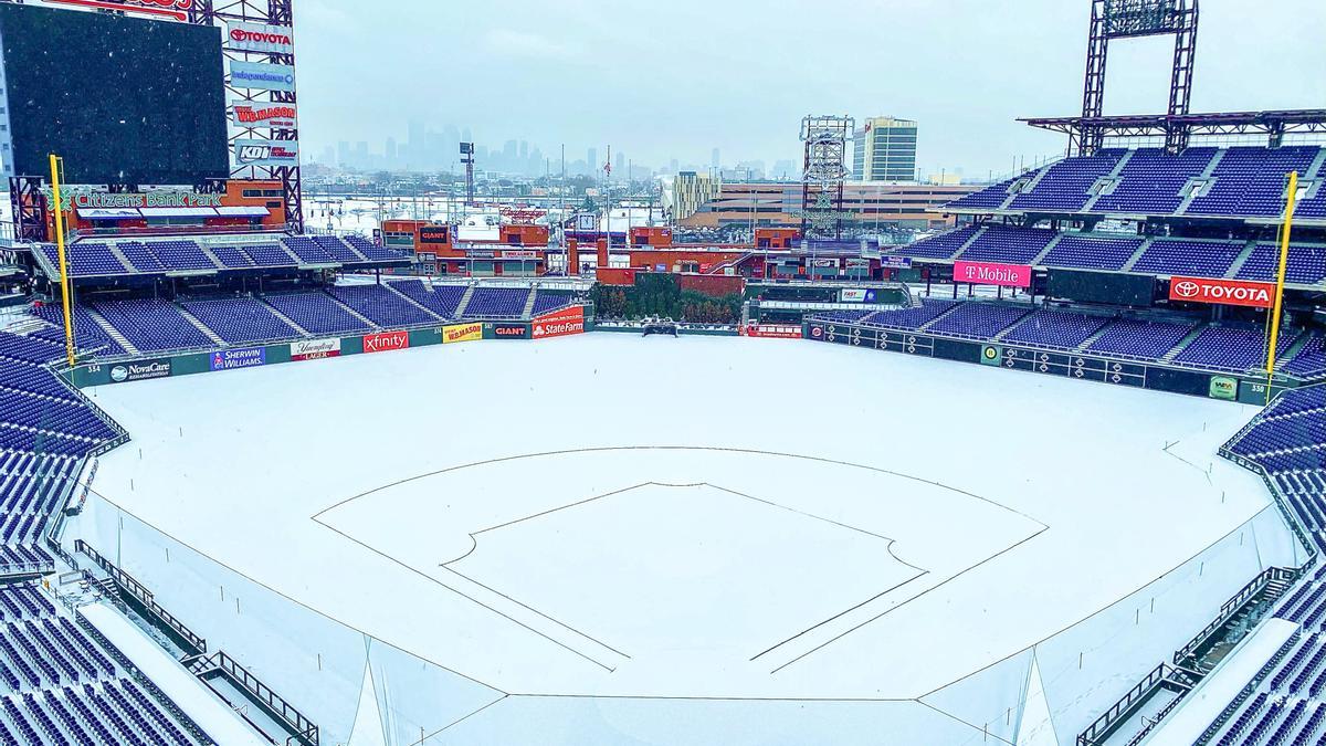El estadio de los Philadelphia Phillies, con el campo cubierto de nieve.