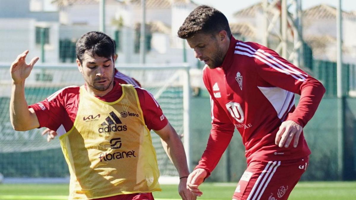 Ale Galindo y Andrés Carrasco durante un entrenamiento del Real Murcia.  | PRENSA REAL MURCIA