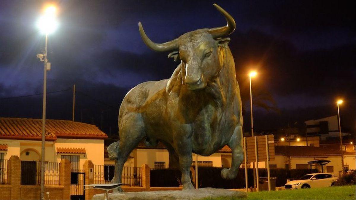 La rotonda del toro de la Vall se queda vacía, van a restaurar la escultura