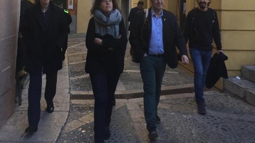 La consellera, amb Salvi Güell, passejant per Castelló.