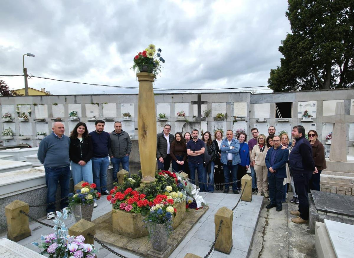 La delegación socialista en torno al monumento a las viudas de la República.