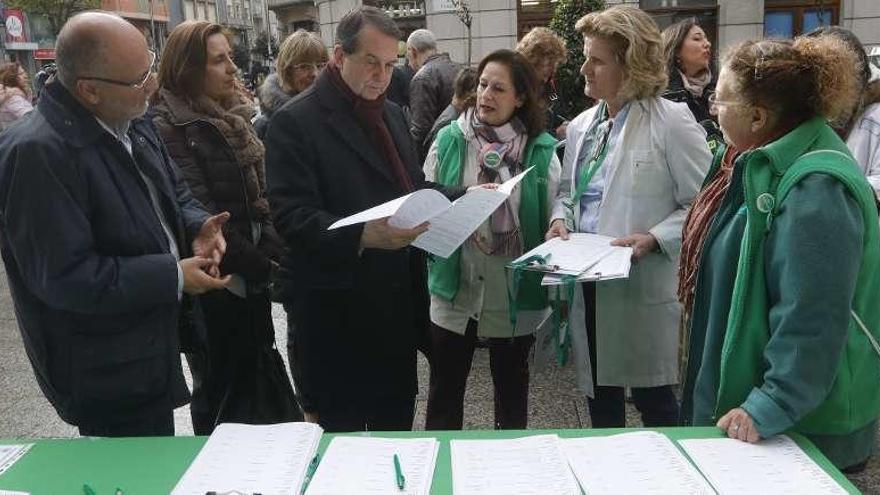 Miembros de Satse muestran la iniciativa al diputado Losada, la edil Rodríguez y el alcalde, Caballero. // R.G.