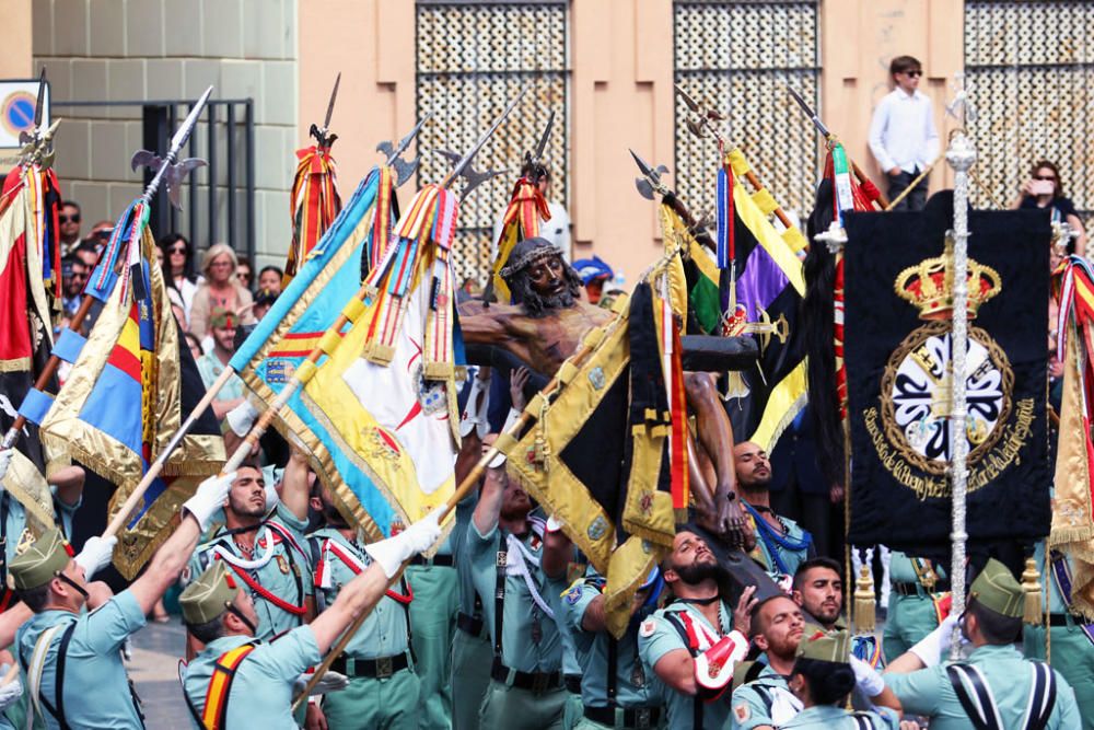 El traslado del Cristo de la Buena Muerte a cargo de la Legión volvió a congregar a numeroso público en la explanada de Santo Domingo