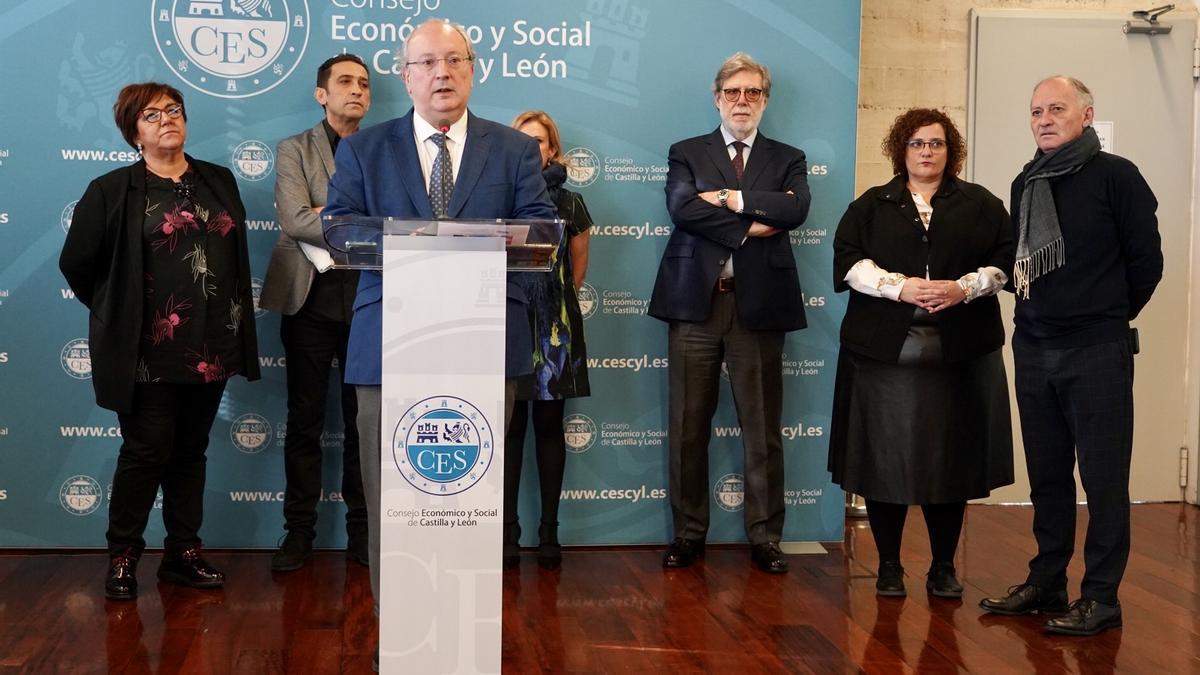 El presidente del CES junto a representantes sindicales y de la CEOE esta mañana.