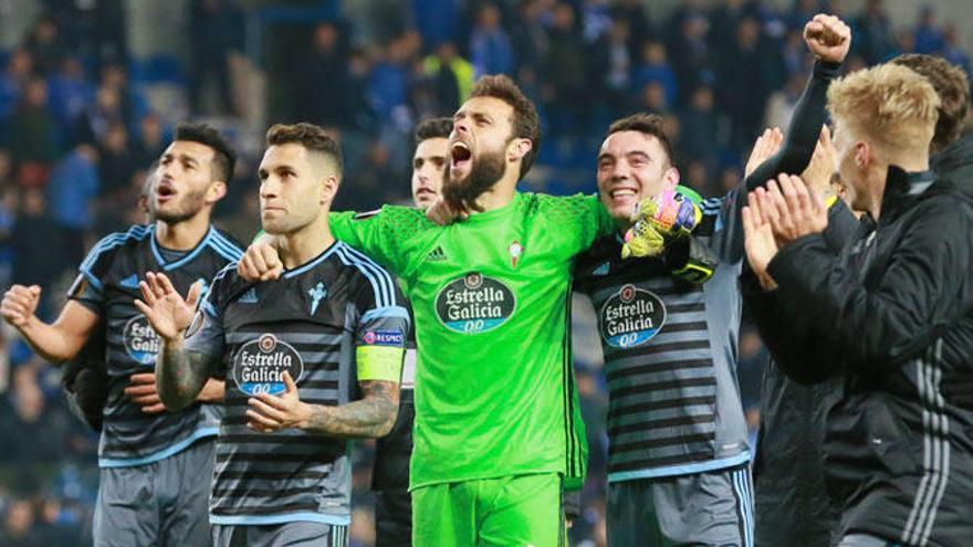 Cabral, Mallo, Sergio y Aspas celebran el pase en Genk. // Efe