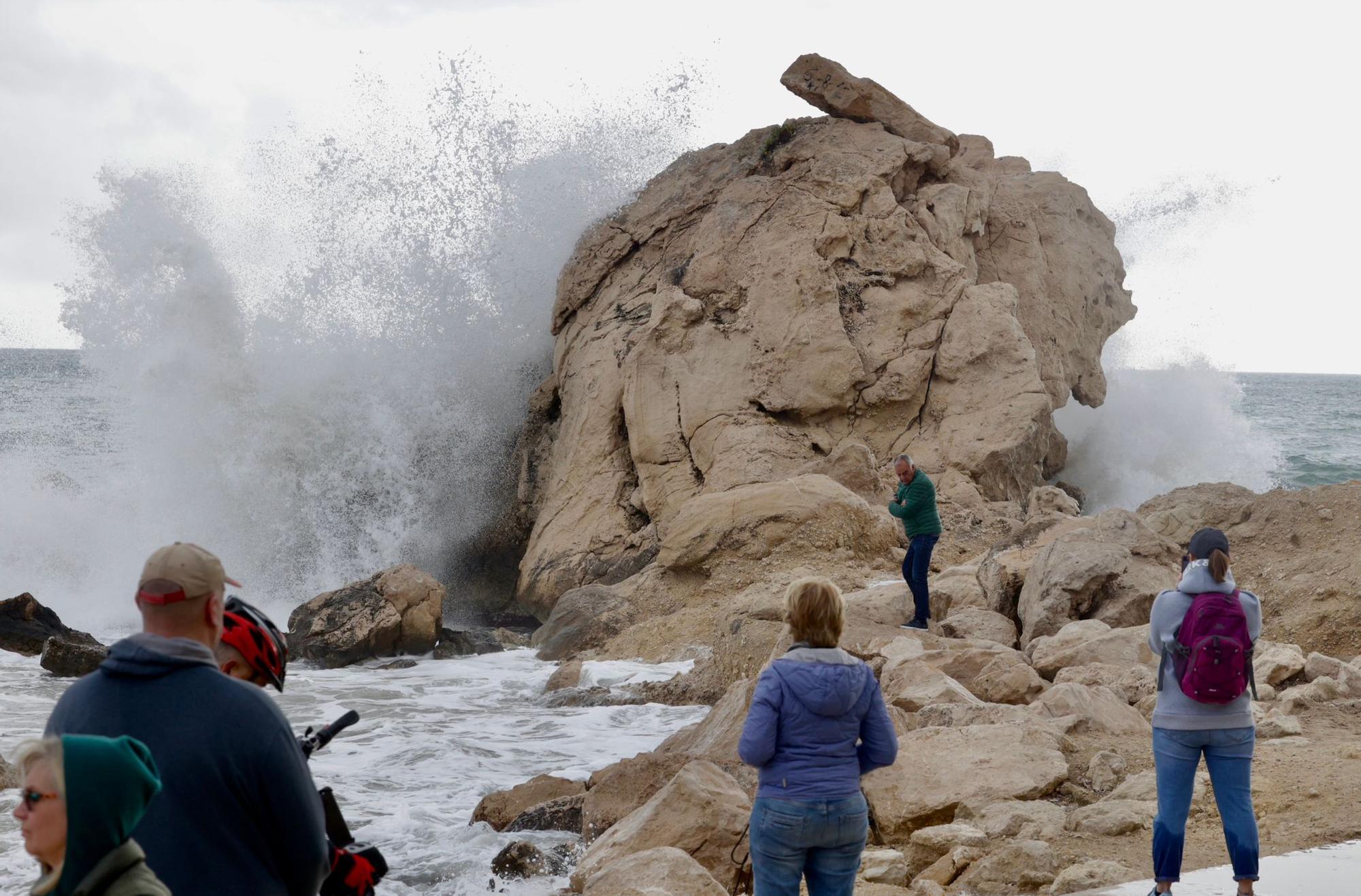 El temporal de Isaack golpea la playa del Postiguet y la Albufereta