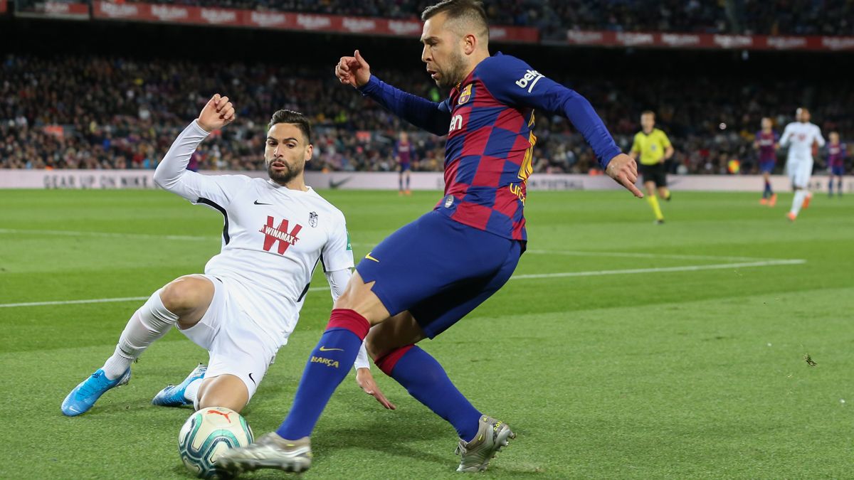 Jordi Alba, en una acción del Barça-Granada (1-2) de la Liga 2020-21 en el Camp Nou