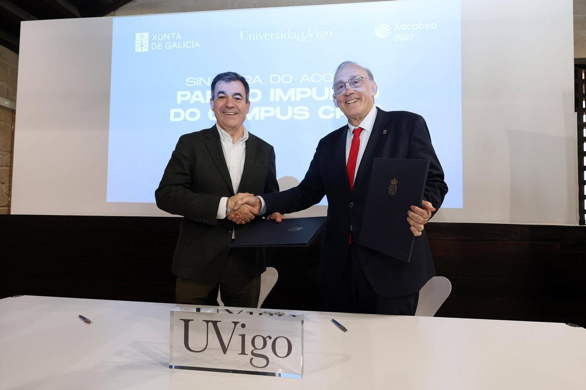 El conselleiro de Educación y el rector de la UVigo, esta tarde durante la firma del acuerdo de colaboración, que tuvo lugar en la Casa das Campás.