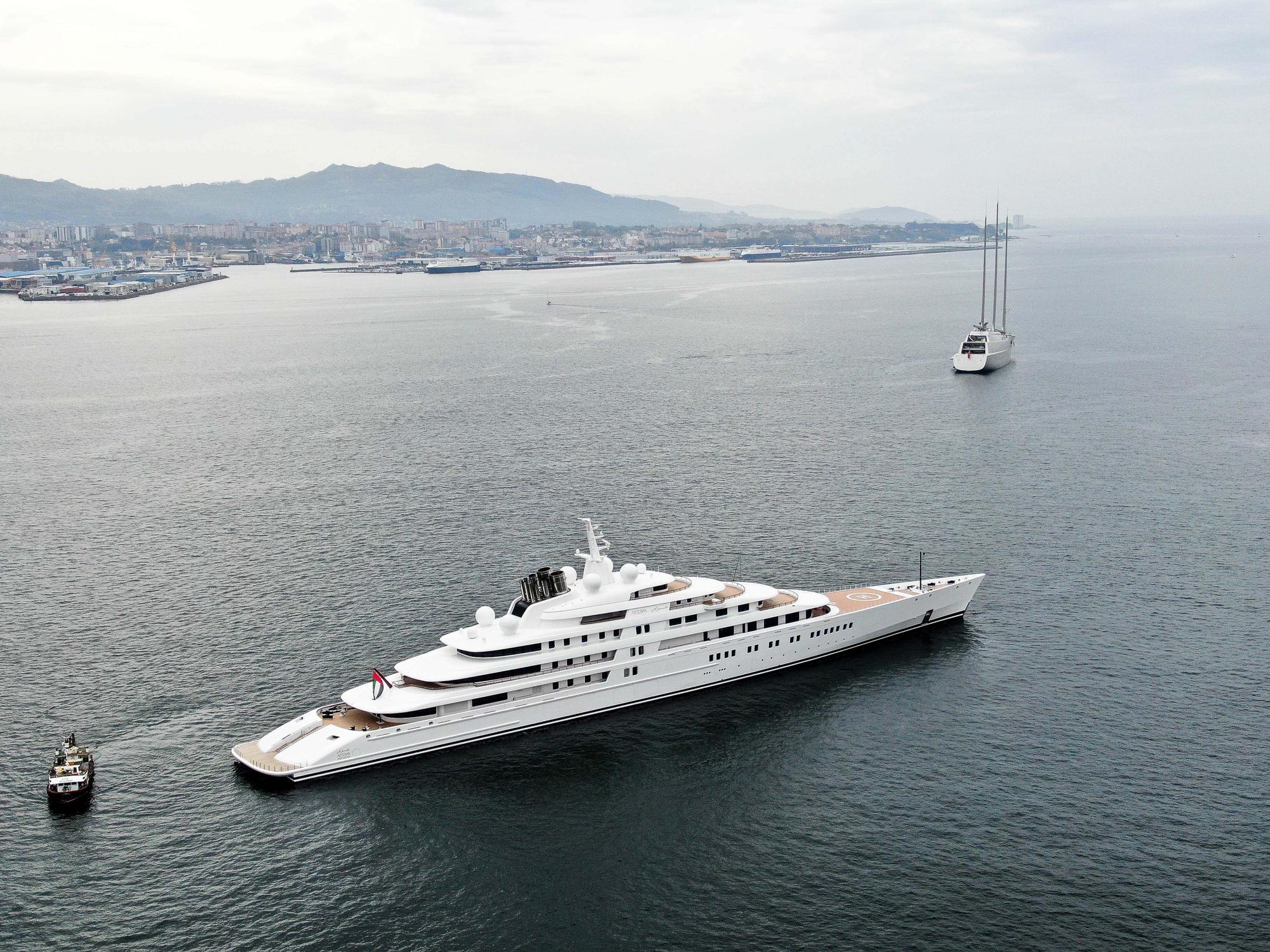 Duelo de esloras en la ría de vigo