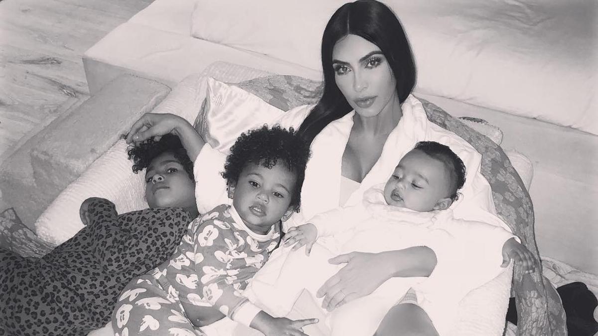 Kim Kardashian con sus tres hijos