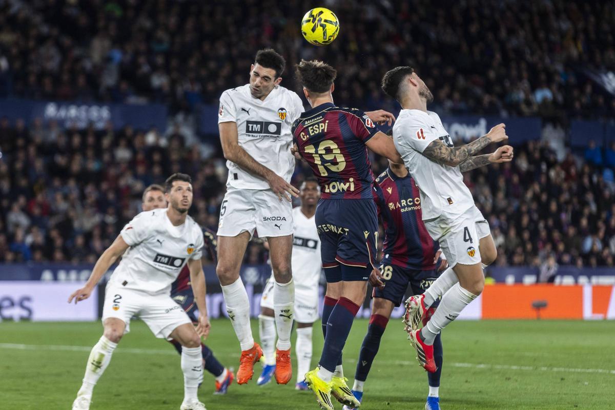 Derbi de urgencias entre el Levante UD Valencia CF celebrado en el estadio Ciutat de Valencia.
