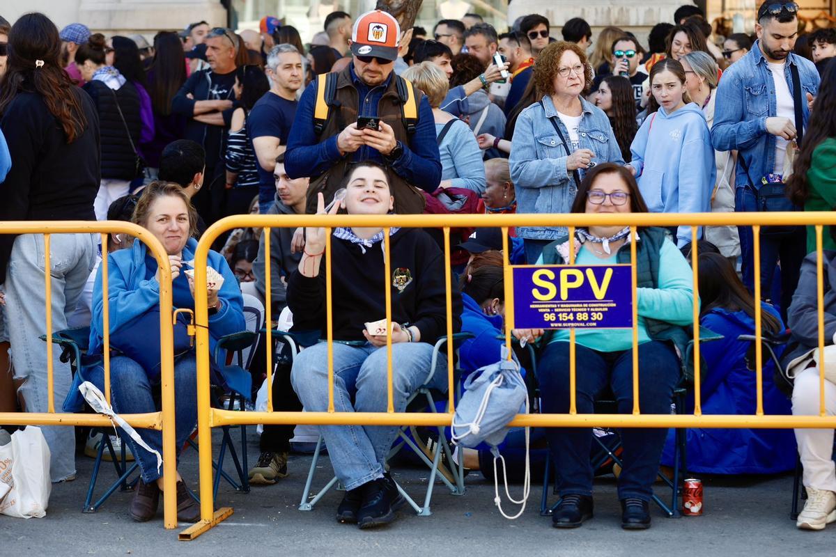 La plaza del Ayuntamiento, a reventar para la mascletà del viernes 13 de marzo: el sol dispara el ambiente fallero