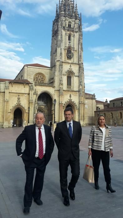 El Ministro Catalá, de paseo por Oviedo