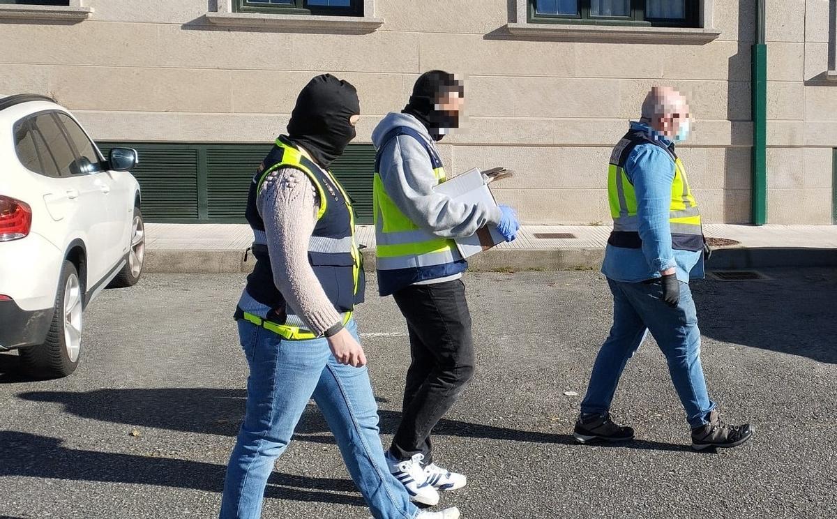 Tres agentes portan los efectos intervenidos en Vilagarcía.