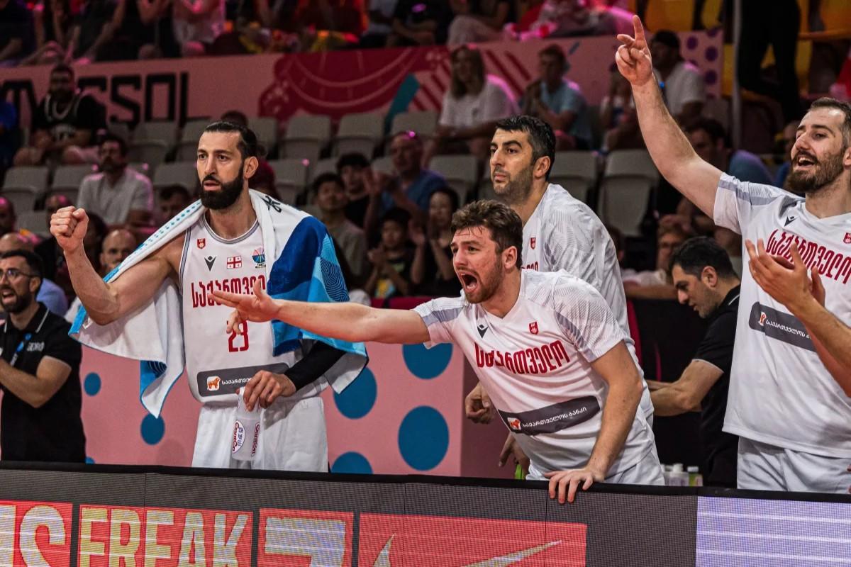 El nuevo jugador del Barça anima a sus compañeros desde la banda, con sus minutos restringidos