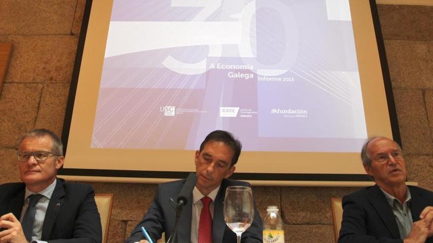 Pedro Veiga, Pedro Otero y Alberto Meixide, en una imagen de archivo de la presentación del informe &quot;A economía galega&quot; del año pasado.