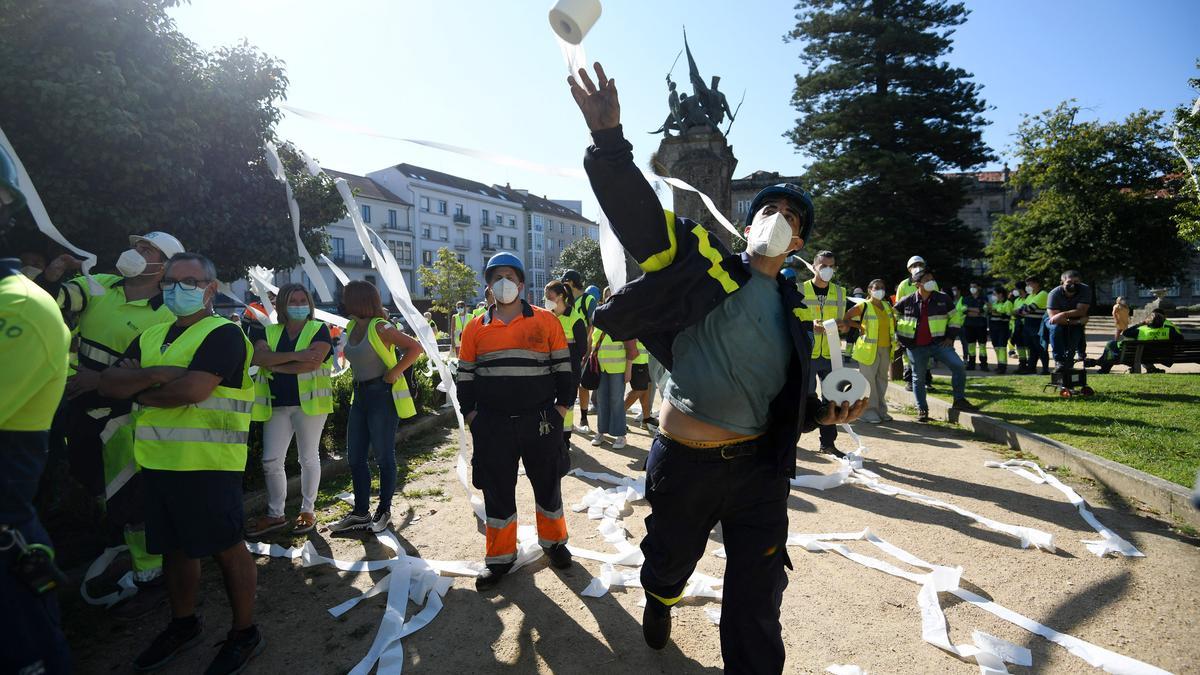 Trabajadores de Ence y auxiliares cortan el tráfico en los accesos a Pontevedra