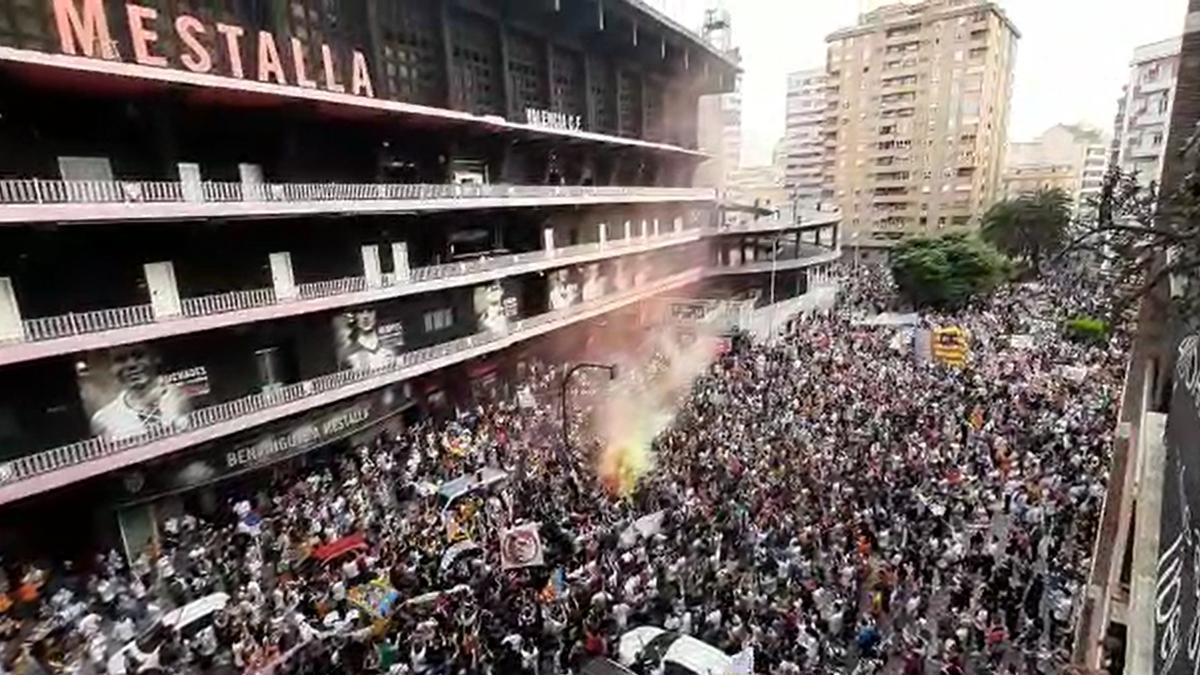 La protesta contra Peter Lim llena las calles y llega a Mestalla