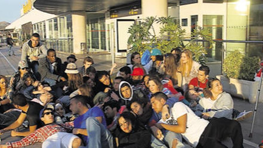Alumnos belgas en la puerta del aeropuerto de Lanzarote. Sobre estas líneas algunos jóvenes muestran las facturas por el exceso de equipaje. i A. PERDOMO