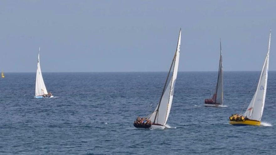 El &#039;Tomás Morales&#039; (3) y &#039;Roque Nublo&#039; (26) se van en busca de la baliza de Cidelmar. Detrás, &#039;Villa&#039; (35) y &#039;Puerto de La Luz&#039;.