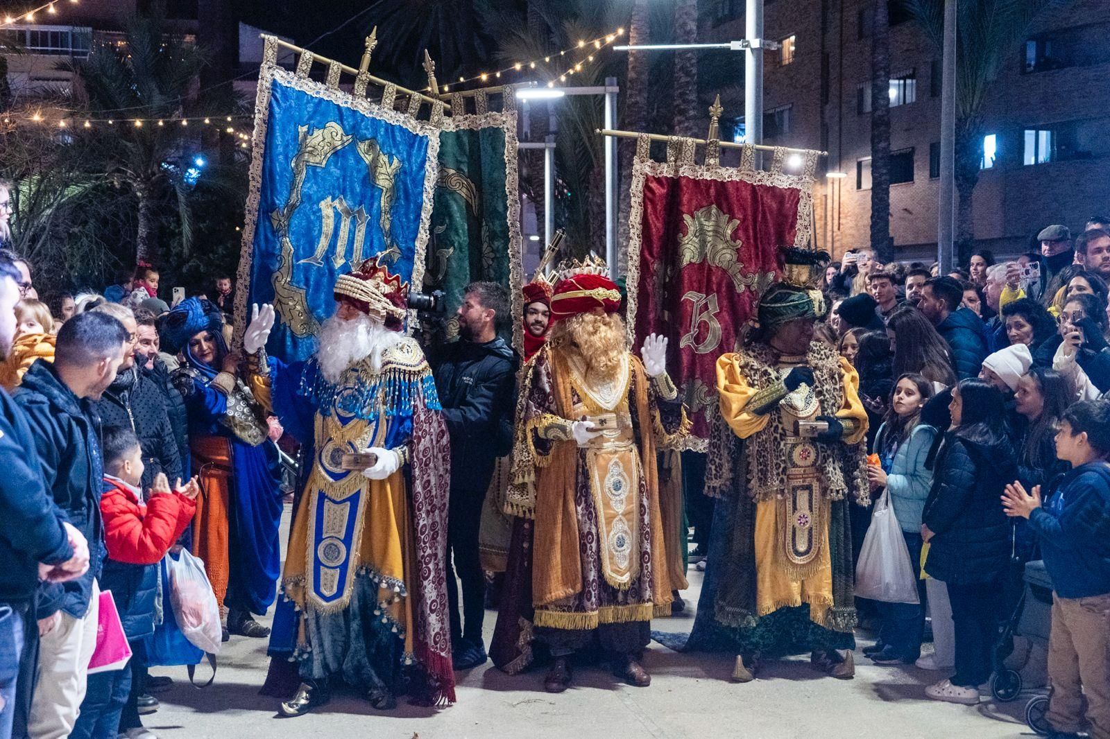 La Vila Joiosa recibe a los Reyes Magos por la puerta grande