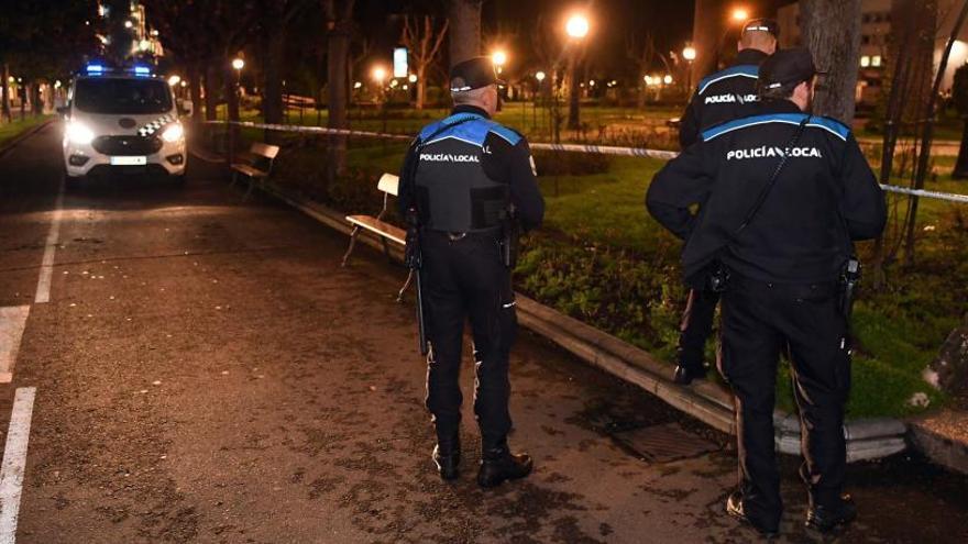 Agentes de la Policía local precintan los jardines de Méndez Núñez para evitar el botellón.